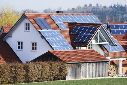 Optare per installatori fotovoltaici a basso costo può sembrare conveniente, ma rischia di compromettere la qualità e la garanzia del sistema. Scegliere fornitori affidabili garantisce efficienza, durabilità e supporto tecnico a lungo termine.